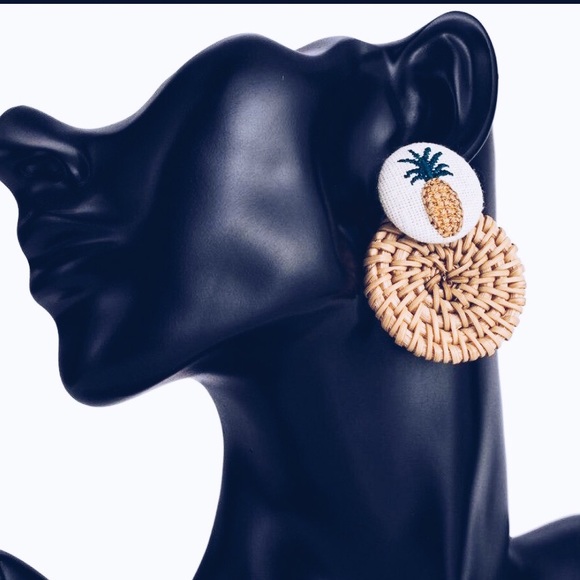 X S O L D X  Pineapple Rattan Straw Dangle - Picture 2 of 5